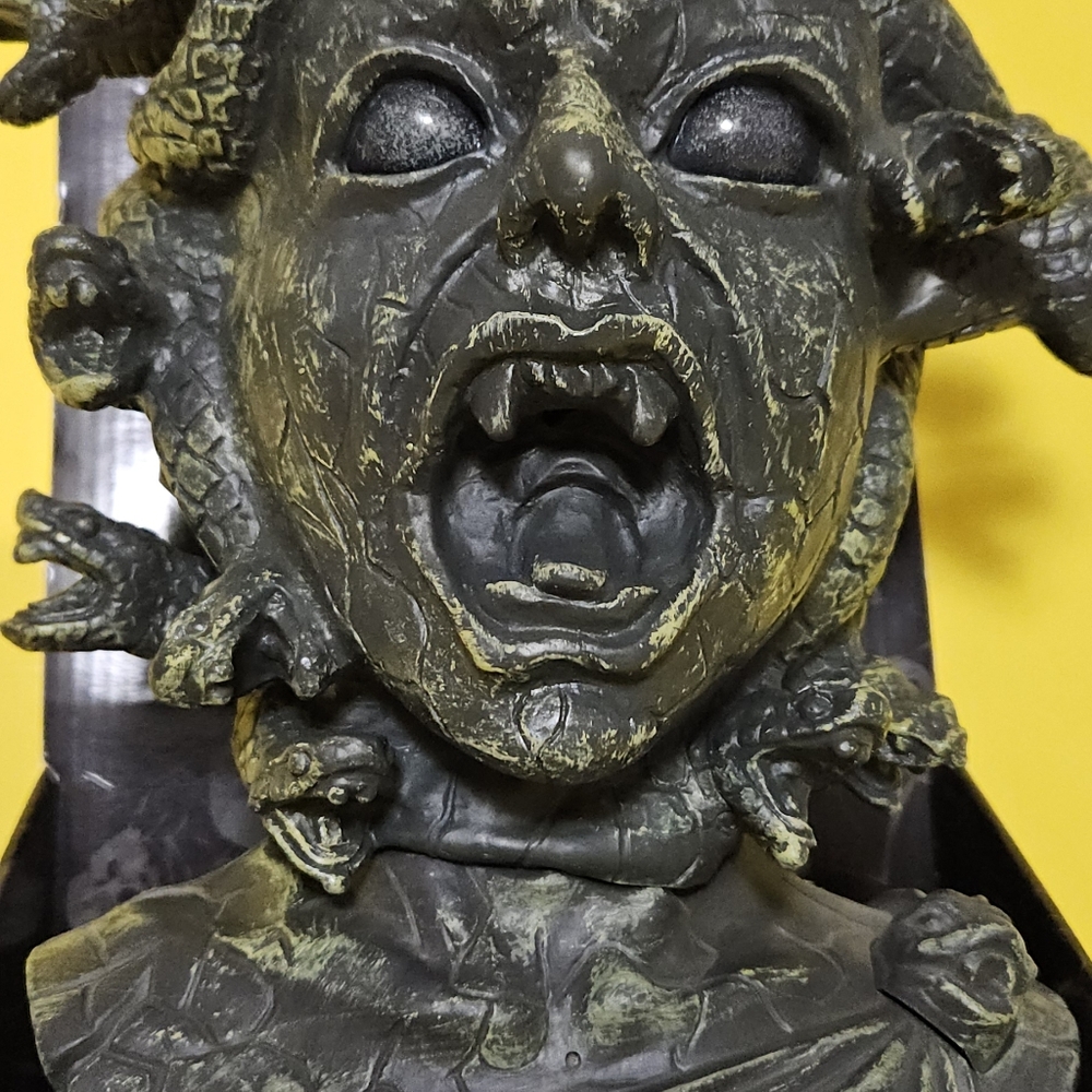 Animated Medusa Bust - Picture 4 of 10